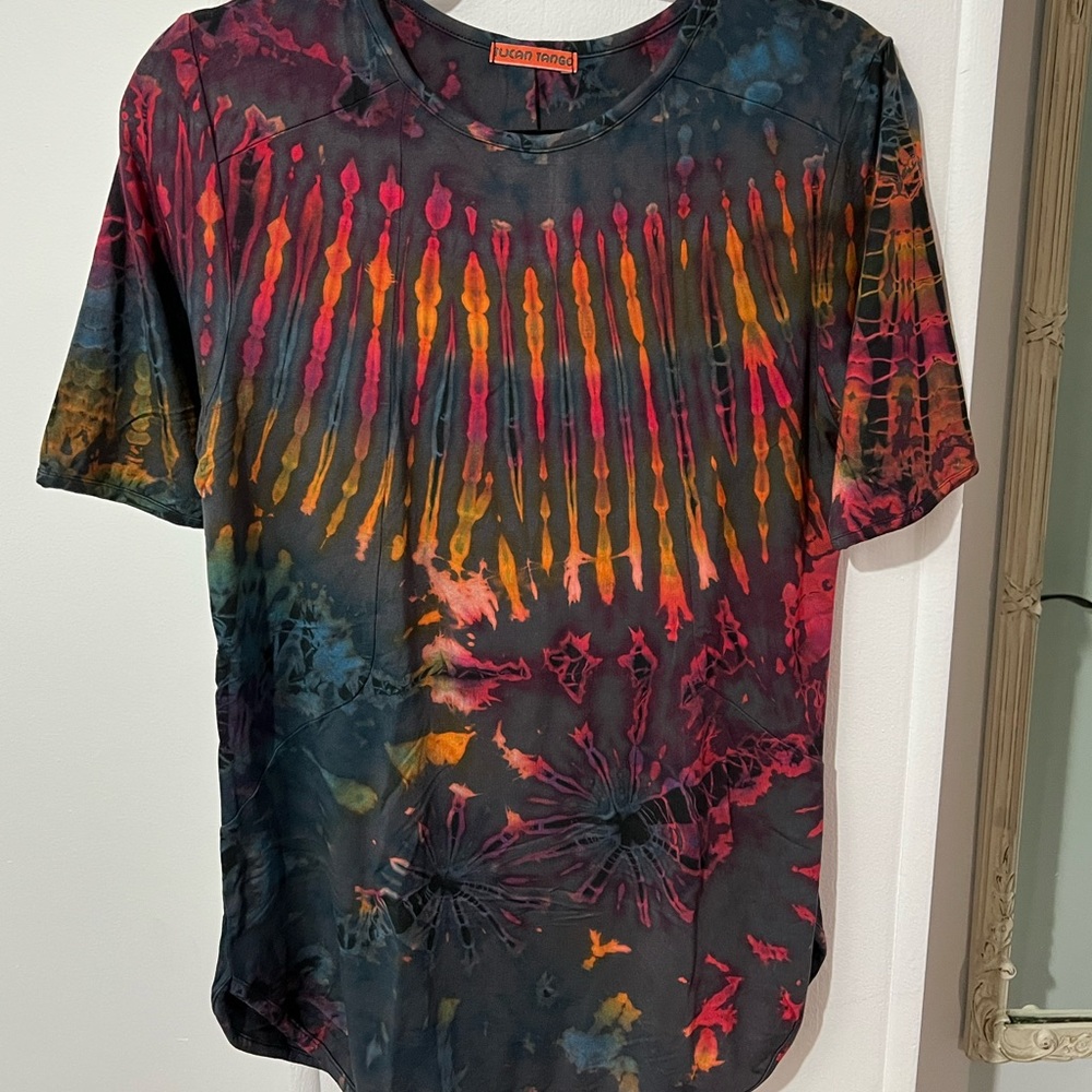 Tie dye T, one size, like-new.